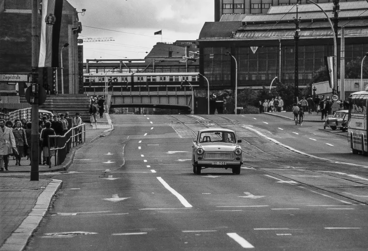 Zanimljivo, unatoč kojekakvim nedostacima, bio je izuzetno tražen, a prosječno vrijeme čekanja na isporuku novog Trabanta iznosilo je nevjerojatnih 18 godina!