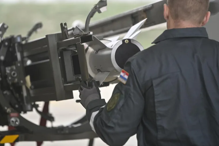 Tehničari zajednički uvježbavaju procedure rada sa zrakoplovnim naoružanjem na zemlji i naoružavanje aviona.