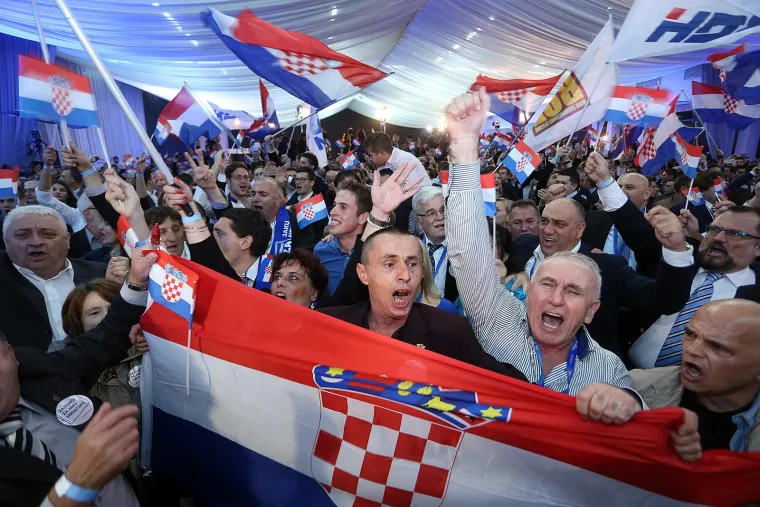 Atmosfera je bila uzavrela i nakon što se okupljenima poslije ponoći obratio i šef HDZ-a Tomislav Karamarko, koji je proglasio i pobjedu u trenutku dok su rezultati DIP-a pokazivali da imaju osam mandata više nego koalicija Hrvatska raste