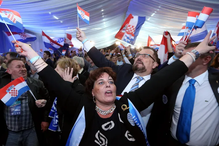 &apos;HDZ, reformirani HDZ otprije 3 i pol godine upravo stavlja kao prioritet budućnost mladih u našoj domovini, zato smo otvoreni za sve. Postoji nadstranka, nadstranka se zove Hrvatska. Veselite se jer smo pobijedili&apos;, rekao je Karamarko 