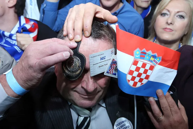&apos;Ova povijesna pobjeda je točka na i svih naših pobjeda u ove tri i pol godine. Stavlja nas u poziciju vođenja naše zemlje. Dvije trećine građana su se odlučile za promjene i apsurdno je da oni protiv kojih su građani glasali traže novi mandat&apos;, rekao je predsjednik HDZ-a Tomislav Karmarko 