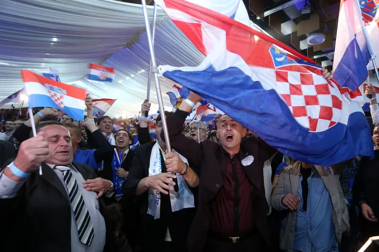 &apos;I nikakva kombinatorika, nikakvi brojevi, izvrtanje nema smisla, idemo svi raditi za Hrvatsku. Stranka koja je dobila najveći broj glasova građana mora predvoditi tu borbu za novu Hrvatsku&apos;, rekao je predsjednik HDZ-a