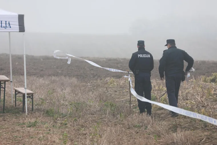 &quot;Došla sam jer tražim svog nestalog sina Borisa. On je iz Sotina otišao na stražu jer je sudjelovao u obrani sela, ali je nakon toga selo palo, mi smo ostali zarobljeni, a njemu se izgubio svaki trag. Muža su zarobili, mučili, svezali za tenk i vukli kroz selo, a ja, kćerka i unuka ostale smo u podrumu. I nas su maltretirali, kćerku su silovali. No, svi smo se izvukli, osim sina kojega nigdje nema. Sve ove godine ne gubim nadu da ću ga naći dok sam živa&quot;, kazala je Verica Rapčak za 24sata koja je došla na iskopane grobove iako teško hoda