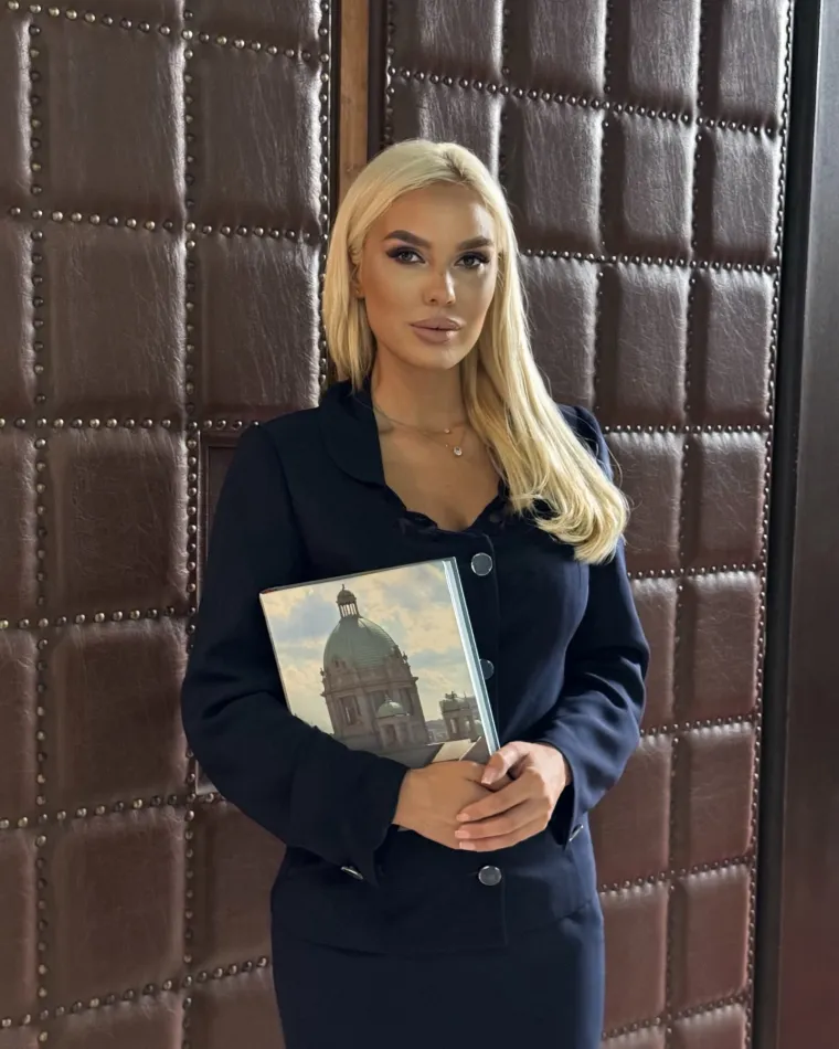  2022. godine, Grozdanović je pokrenula inicijativu da se negativni komentari na račun predsjednika Aleksandra Vučića kažnjavaju zatvorom, što je izazvalo kritike pa se niški SPS ogradio od njezine izjave.