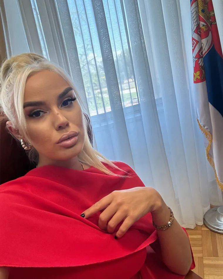 Ana Grozdanović često koristi društvene mreže kako bi komunicirala sa svojim pratiteljima i promovirala vlastite političke inicijative. 