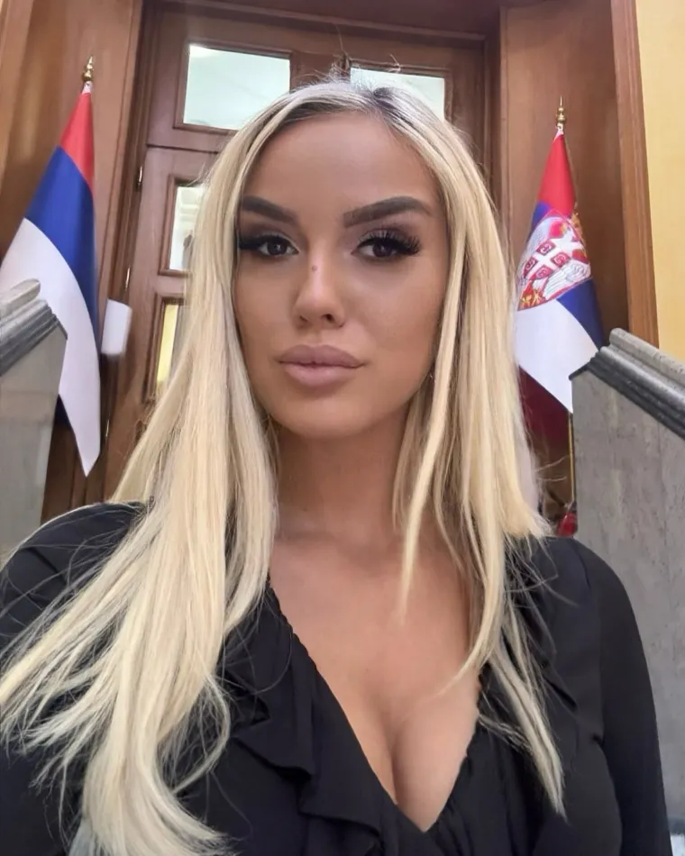 Kad zgodna političarka zasja u saboru, Vučiću nije svejedno