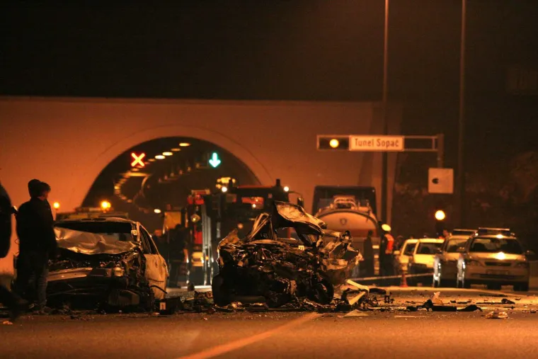 Tada&scaron;nji operativac policijske postaje u Delnicama rekao je poginula i izgorjela jedna odrasla osoba iz jednog od vozila, a u drugom je izgorjelo dvoje ljudi, od kojih je i &scaron;estomjesečno dijete. 