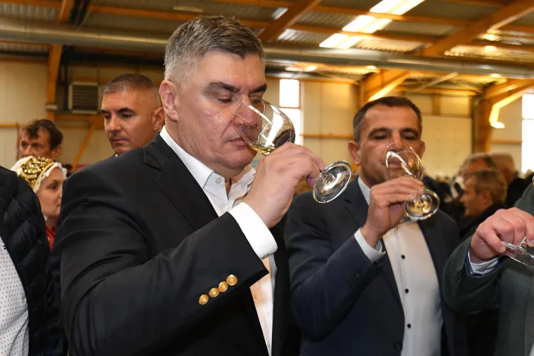 Velika vinska fešta u Nedelišću, povodom 18. Martinja, okupila je u subotu ljubitelje vina, tradicije i međimurske gastronomije. Dvorana Mesap vrvjela je dobrom atmosferom, piše eMeđimurje. 