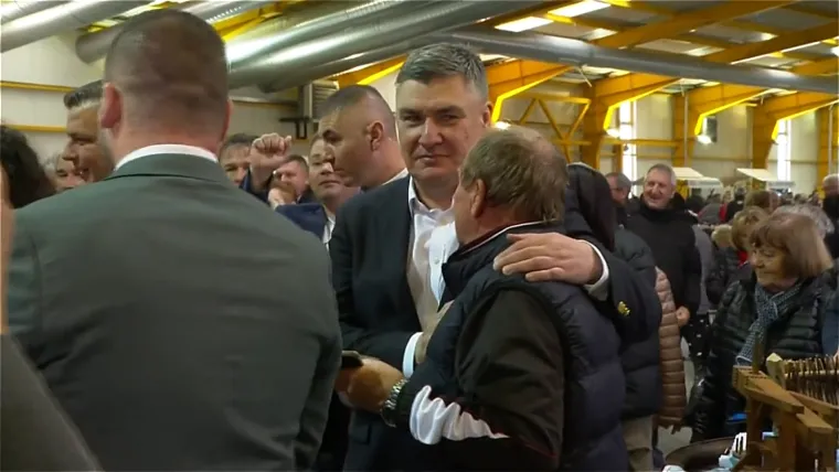 Milanović je strpljivo pozirao za kamere u susretu s građanima. Bilo je onih koji su zatražili fotografiju. 