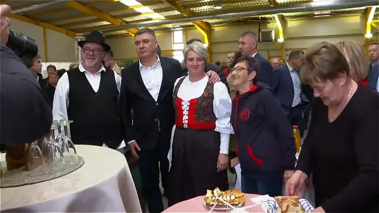 Milanović na proslavi Martinja! Padaju selfiji, zagrljaji, a bome se dobro i jede i pije
