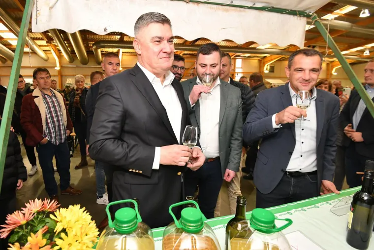 Milanović na proslavi Martinja! Padaju selfiji, zagrljaji, a bome se dobro i jede i pije
