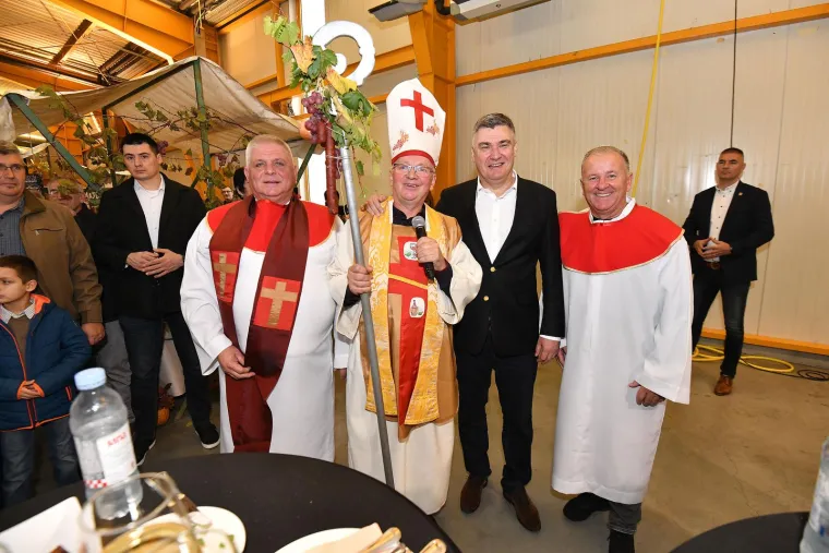 Milanović na proslavi Martinja! Padaju selfiji, zagrljaji, a bome se dobro i jede i pije