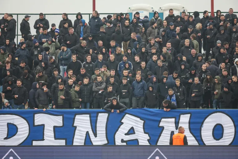 Boysi su izvjesili na početku veliki transparent - Igraj, igraj Dinamo, Purgeri te vole.