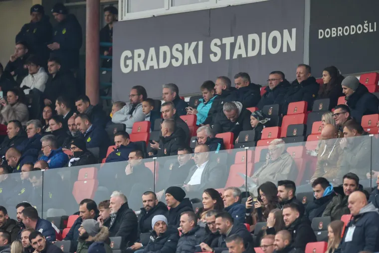VIP loža malo prije početka susreta.