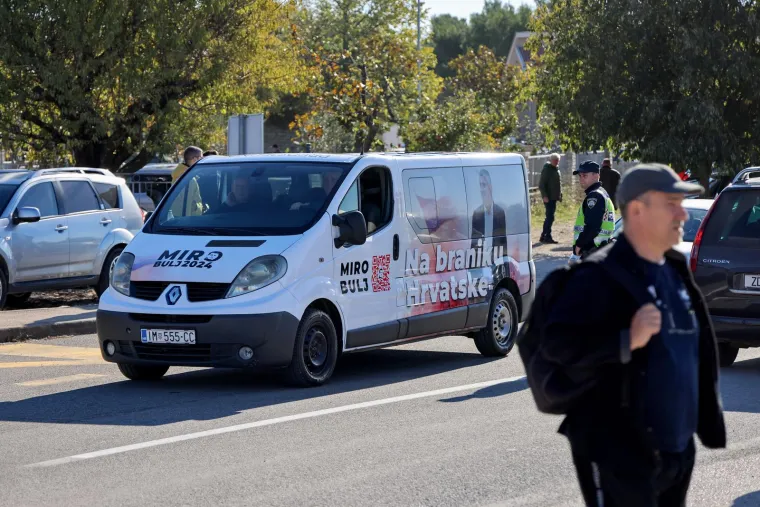 Priliku za kupnju, obilazak i šetnju Benkovačkim sajmom iskoristio je i predsjednički kandidat Miro Bulj. 