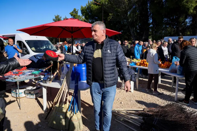 
&apos;Ja sam često na Benkovačkom sajmu, ja sam seljak. Ja poznam 90 posto ovih ljudi. Naravno da je legitimno da dolaze tijekom kampanje, ali ja osjećam ovaj narod i kao gradonačelnik i kao zastupnik. Sasvim su mi jasni osjećaji i problemi naroda&apos;, rekao je medijima Miro Bulj na sajmu. 