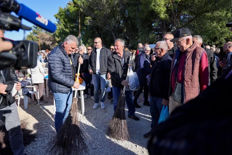 Bulj isprobavao metlu, a Selak Raspudić vikala: 'Evo mog naroda!' Ponudili je pivom