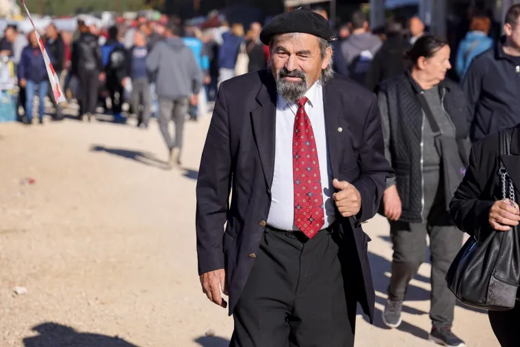 Bulj isprobavao metlu, a Selak Raspudić vikala: 'Evo mog naroda!' Ponudili je pivom