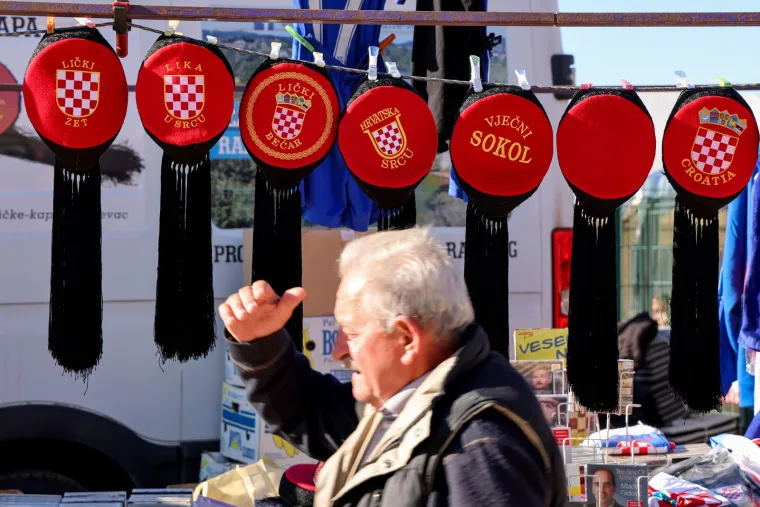 Bulj isprobavao metlu, a Selak Raspudić vikala: 'Evo mog naroda!' Ponudili je pivom