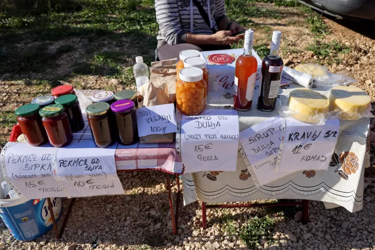 Bulj isprobavao metlu, a Selak Raspudić vikala: 'Evo mog naroda!' Ponudili je pivom