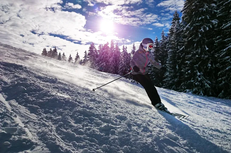 20. Zimski sportovi: Hladno vrijeme korisno je za sve zabavne zimske sportske aktivnosti u kojima se može uživati ​​samo na snijegu i ledu, kao što su skijanje, snowboarding, klizanje i slično.