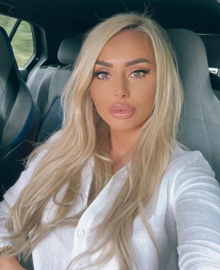 Mediji u Bosni i Hercegovini, ali i šire, redovito prate njene modne kombinacije i luksuzne dodatke, koje dijeli sa svojih oko 30 tisuća pratitelja na Instagramu. 