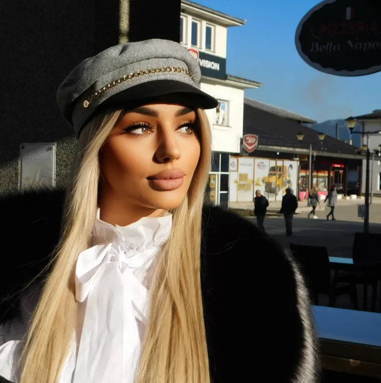 Njena kolekcija modnih komada može stati uz bok svjetskim ikonama – Nikolina preferira vrhunske brendove poput Louis Vuittona i Prade, a samo na torbice izdvaja nekoliko tisuća eura. Nedavno se našla na meti kritika kada je novinar Slobodan Vasković iznio niz optužbi na njezin račun. 