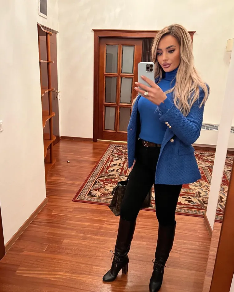 &apos;&apos;Narod je na rubu beznađa, ali je zato bahata klijentelistička poltronska kvazielita Milorada Dodika i dalje bahata. Jer su ‘spasili’ narod i zbog tih ‘zasluga’ imaju pravo pokazati da su to dobro naplatiti. Od naroda, naravno. Pa neće ga džaba ‘spasiti. I što je vrlo važno za spomenutu, tu skromnost voli pokazati”, napisao je svojedobno novinar na društvenim mrežama. 