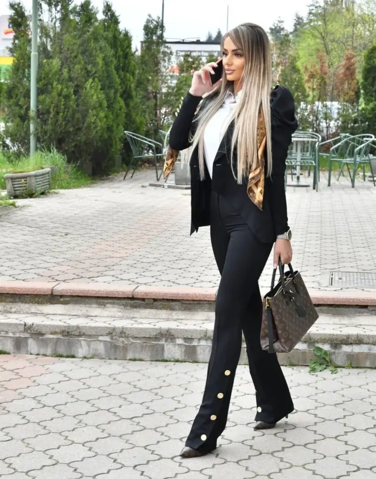 Nikolina je rijetko viđena bez Rolex sata na ruci, a regionalni mediji pišu kako je nedavno kupila Porschea. 