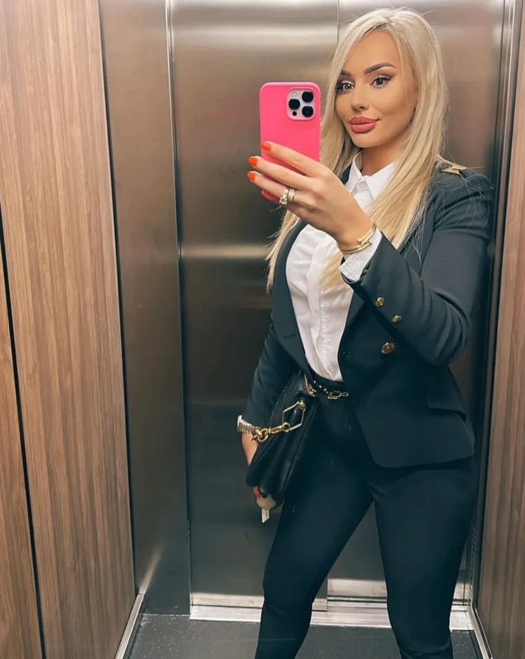 Osim što uživa u životu punom glamura, Nikolina je i posvećena majka svoje kćeri. Iako živi život na visokoj nozi, Šljivić ne krije ni svoje političke afinitete – poznato je da gaji duboke simpatije prema Miloradu Dodiku. 