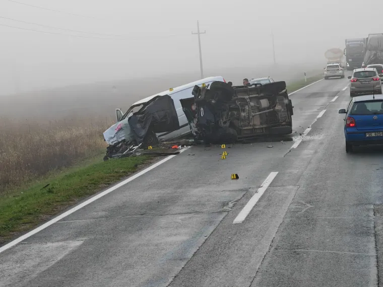 Prema optužnici, vozio je neprilagođenom brzinom i po gustoj magli svojim je terencem pretjecao kamion. Kako smo ranije doznali, kombi se kretao brzinom nešto većom od 90 kilometara na sat, dok je Banožić u trenutku nesreće vozio oko 100 kilometara na sat. U tom se trenutku sudario s kombijem iz suprotnog smjera u kojem je na mjestu poginuo Šarić. Banožić je s teškim ozljedama prevezen u bolnicu gdje je proveo dva tjedna, a istoga dana premijer Plenković ga je smijenio. Novim ministrom obrane imenovan je Ivan Anušić.