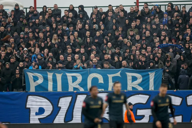 Na ogradi je prije početka i na početku utakmice stajao veliki transparanet - igraj igraj Dinamo, Purgeri te vole. Izna dnjega, stajao je kultna krpa Purgeri. 