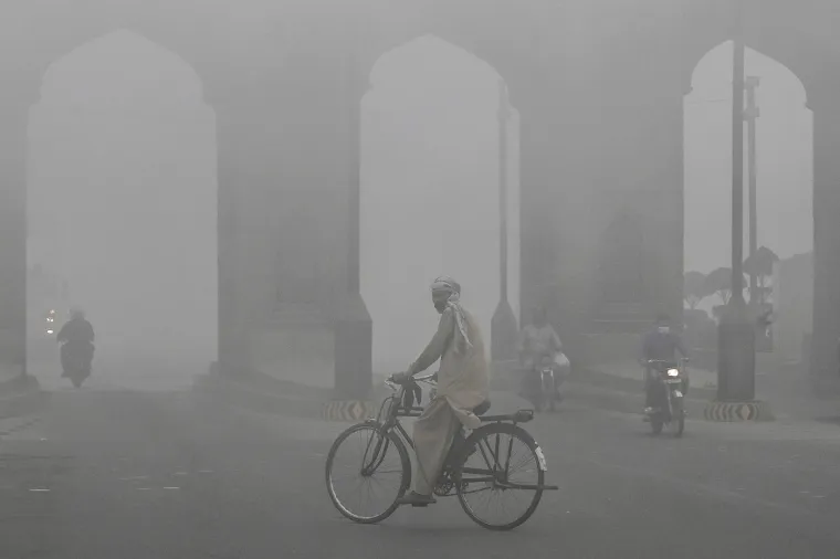 Kada se udiše, PM2.5 putuje duboko u tkivo pluća gdje može ući u krvotok. Dolazi iz izvora kao što su izgaranje fosilnih goriva, oluje s prašinom i šumski požari, a povezuje se s astmom, srčanim i plućnim bolestima, rakom i drugim bolestima dišnog sustava, kao i s kognitivnim oštećenjem kod djece.
