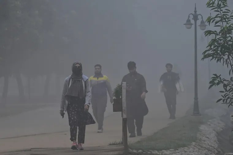 Nova ograničenja osmišljena su kako bi ljudi ostali kod kuće i izbjegli nepotrebna putovanja koja bi mogla ugroziti njihovo zdravlje, rekao je AP-u Sajid Bashir, glasnogovornik EPA-e. Posebno su zabrinjavajuća djeca koja su među najugroženijima jer njihova tijela, organi i imunološki sustav još uvijek nisu u potpunosti razvijeni.