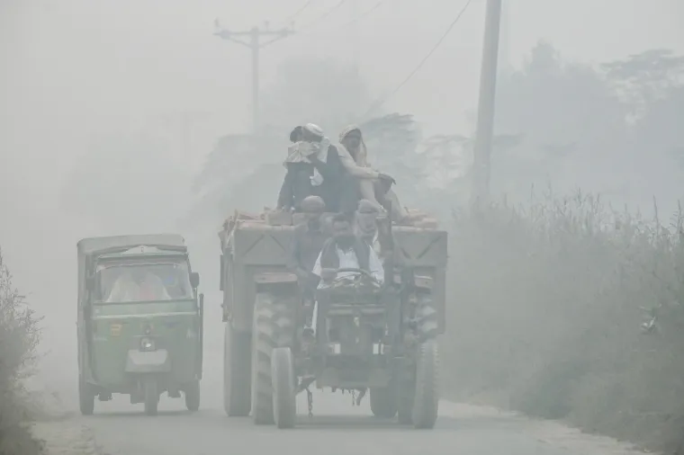 Khuram Gondal, ravnatelj organizacije Save the Children za Pakistan, rekao je da osim što ometaju njihovo obrazovanje, &apos;onečišćenje zraka i više temperature dovode do opasnosti po život djece, uključujući poteškoće s disanjem i veći rizik od zaraznih bolesti&apos;.
