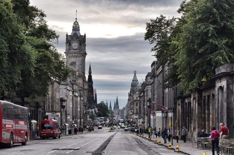 9. Edinburgh: Glavni grad Škotske dobio je ocjenu stresa od 28, što ga čini gradom gotovo bez stresa za vozače koji putuju na posao.