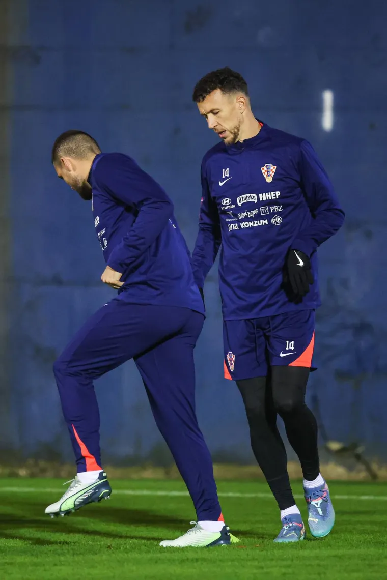 Teren nije u najboljem stanju, na nekim dijelovima nedostaje trave, no stožer je procijenio kako je dovoljno dobar. 