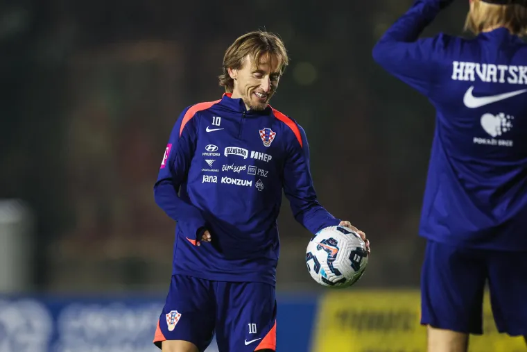 Vatreni trenirali na hladnom Maksimiru: Pogledajte kako je Modrić o&scaron;tro povukao sve za sobom