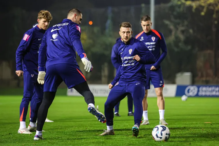 Vatreni trenirali na hladnom Maksimiru: Pogledajte kako je Modrić o&scaron;tro povukao sve za sobom