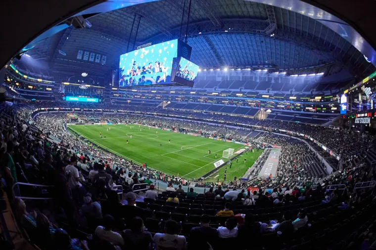 Stadion AT&amp;T Stadium u Arlingtonu kapaciteta je 80.000 sjedećih mjesta i dom je Dallas Cowboysa. Najveći je NFL stadion u SAD-u.