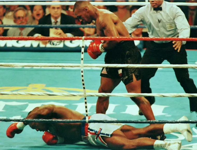 Tyson je nakon četiri pobjede u nizu dao naslutiti da se vratio, no nakon toga je uslijedio novi &scaron;ok i optužbe za silovanje, zbog čega je zavr&scaron;io zatvoru i nije se borio sve do 1995. godine (četiri godine).