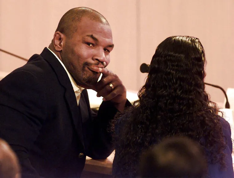 Tysonove borilačke vje&scaron;tine svrstavaju ga među najbolje boksače u te&scaron;koj kategoriji svih vremena, ali očekuje se da razlika u godinama između njega i Paula, zajedno s potencijalnom hrđom prstena, izjednači uvjete u meču. Ovo je fotografija iz 19. listopada 1998. s Nevada State Athletic Commission za dopu&scaron;tenje participiranju boksu. 