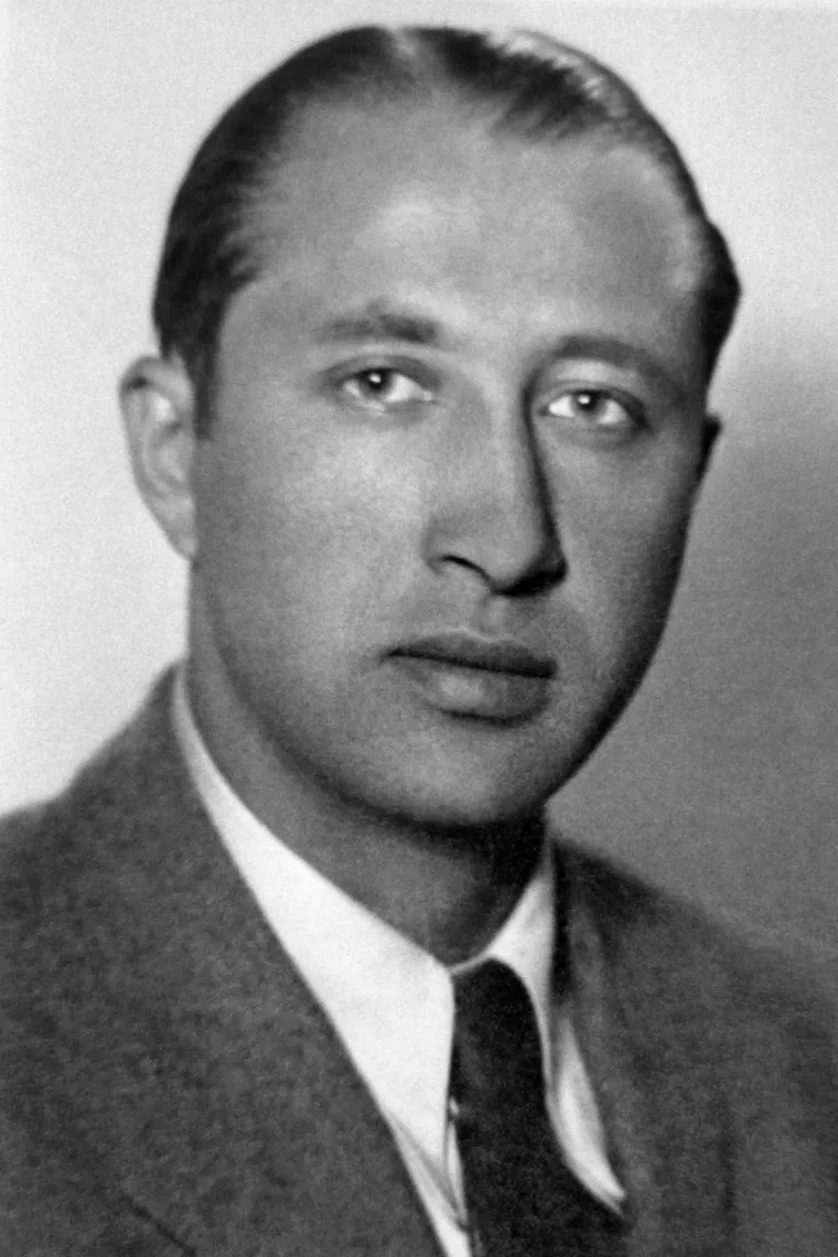 Špijunsku karijeru započeo je 1940. godine kada ga je njegov prijatelj Johnny Jebsen, agent Abwehra, regrutirao za njemačku obavještajnu službu. Međutim, Popov je odmah o tome obavijestio britanske vlasti i postao dvostruki agent pod kodnim imenom &quot;Tricikl&quot;.
