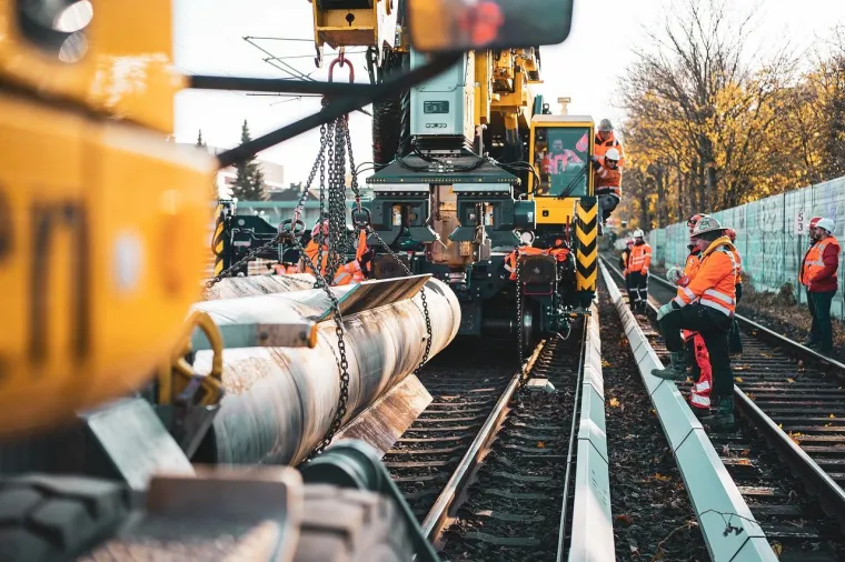 2. Industrijska revolucija - Mnogi od posljednjih ostataka industrijske revolucije do tada će prestati postojati. Dok je industrijsko doba doživjelo porast komercijalizacije i radnih mjesta, mnoge će njegove značajke nestati kako tehnologija postane dominantna.