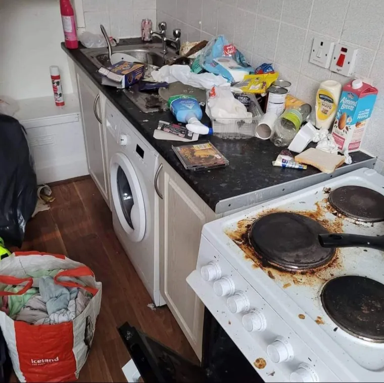 Kako izgledaju domovi u kojima takve osobe žive, iz prve ruke zna i profesionalni čistač James Fitzpatrick, 36-godišnjak iz Glasgowa koji se trudi takve stanove i kuće vratiti u prvobitno stanje.