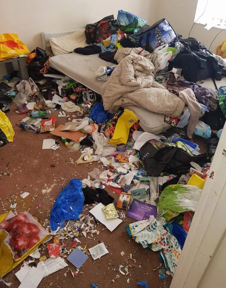 &quot;Jednom su u smećem zatrpanom domu bili i štakori. Mogli smo ih čuti kako grebu po zidovima, ali ih nismo mogli vidjeti.&quot;