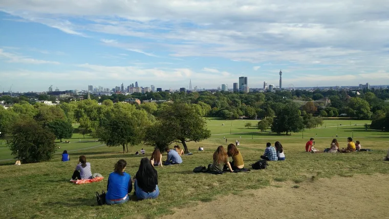 2. Pro&scaron;ećite londonskim parkom Primrose Hill: Grad je poznat po brojnim kraljevskim parkovima, ali &scaron;etnja Primrose Hillom je posebna. To je zbog toga &scaron;to se park nalazi na uzvisini pa se posjetiteljima pruža prekrasan pogled na London