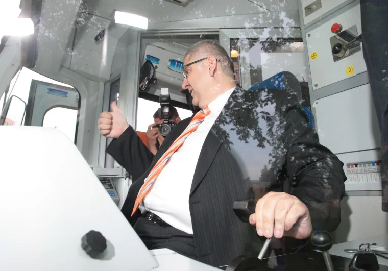 Đapić je govorio: 'Ne može nikakva priča o antifa&scaron;izmu nadjačati temelj hrvatske države, a to je Domovinski rat. Ne može nitko osporiti pravo hrvatskim postrojbama na pozdrav 'Za dom spremni', s kojim su na usnama ginuli hrvatski mladići. Ne možemo govoriti o pijetetu Vukovara ili bilo kojeg drugog grada dok ulicama hodaju silovatelji hrvatskih žena i ubojice, a politika diktira procese kojima se traži skidanje spomenika s oznakama HOS-a.'