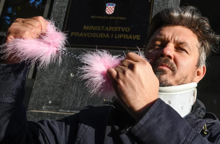 Uspio je na neko vrijeme promijeniti i ime u Milan Bandić, resorni zagrebački gradski ured mu je to i dozvolio. Čak je promijenio osobnu i stavio na nju ime Milana Bandića, počeo konferencije sazivati pod imenom Milana Bandića, davati intervjue, pa su mu ipak poni&scaron;tili rje&scaron;enje o tom imenu. 