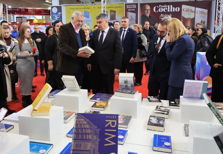 &quot;U knjizi je cijeli svijet. A cijeli svijet je na Interliberu. Hodati među knjigama znači biti među prijateljima. Jedna stranica može promijeniti perspektivu, a jedan odlomak vratiti nadu. Zato Interliber predstavlja susret svih nas koji vjerujemo u moć knjige da mijenja svijet na suptilan, ali snažan način. Na Interliberu zajedno slavimo ljubav prema knjigama koje nas mijenjaju i otvaraju nove svjetove“ rekla je na otvorenju Interlibera Renata Suša, direktorica Zagrebačkog velesajma.